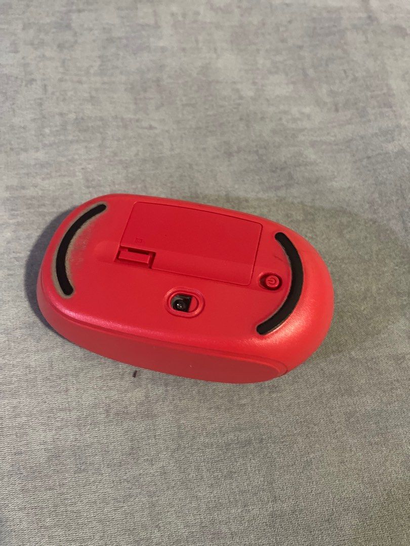 Microsoft Wireless Mouse (Category: Mouse & Mousepads) located in Kuala Lumpur. Submitted by edwin116 (Listing ID 1416581124, Image 2). Description: - Red Microsoft wireless mouse - Includes USB receiver - Comes with battery - Features a scroll wheel - Microsoft logo present.