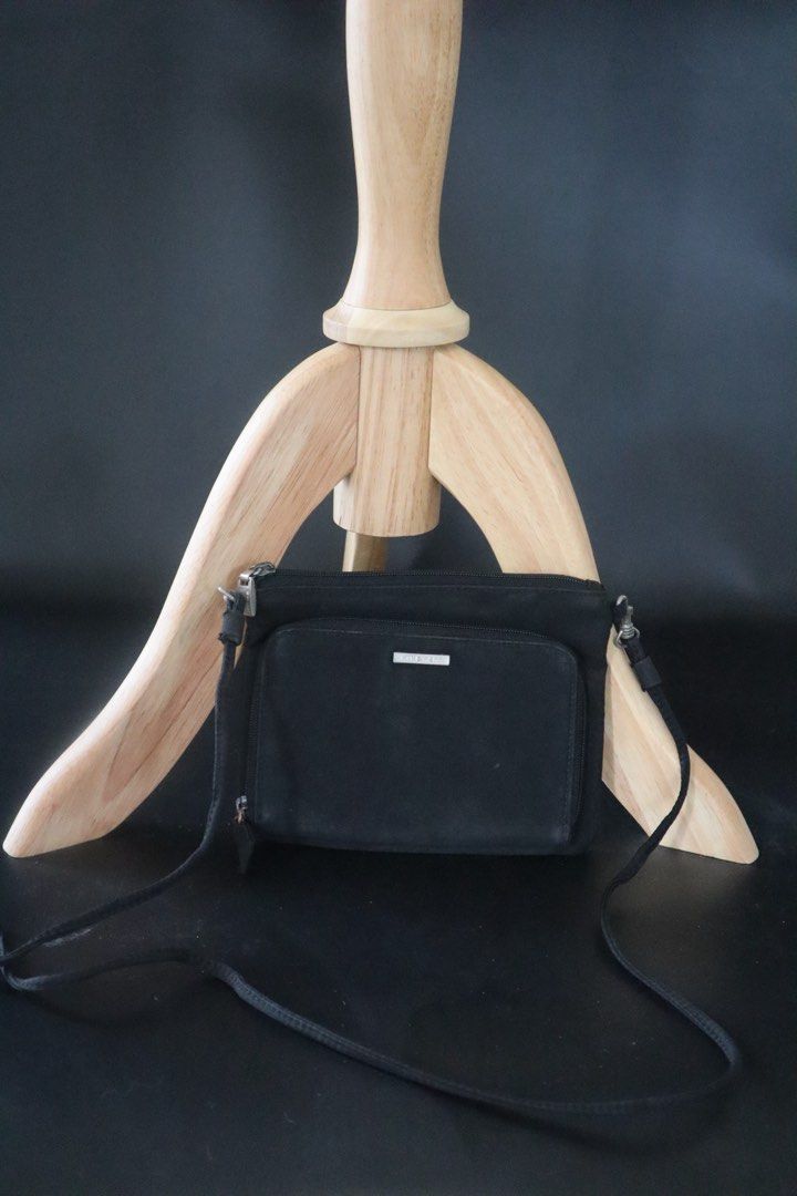 Nine West Black Crossbody Bag (Category: Cross-body Bags) located in Muntinlupa City. Submitted by thea.laurel (Listing ID 1416503689, Image 1). Description: - Nine West crossbody bag - Color: Black - Features: - Front pocket - Main compartment with card slots - Adjustable long strap - Zipper closure - Small metal logo detail - Black interior.