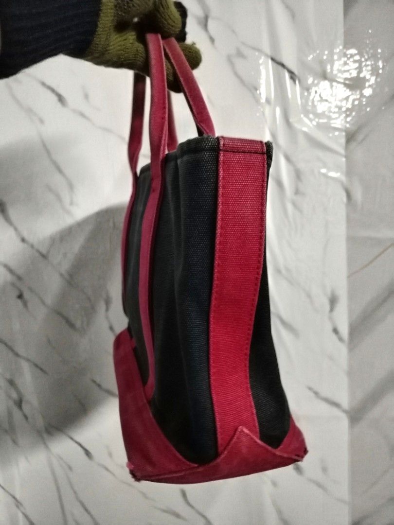POLO RALPH LAUREN TOTE BAG SZ S (Category: Tote Bags) located in Kuala Terengganu. Submitted by che_man_bundle (Listing ID 1416458740, Image 2). Description: - Navy blue canvas tote bag - Red accents and handles - Polo Ralph Lauren logo on front - Rectangular shape - Interior zippered pocket - Includes a leather label.