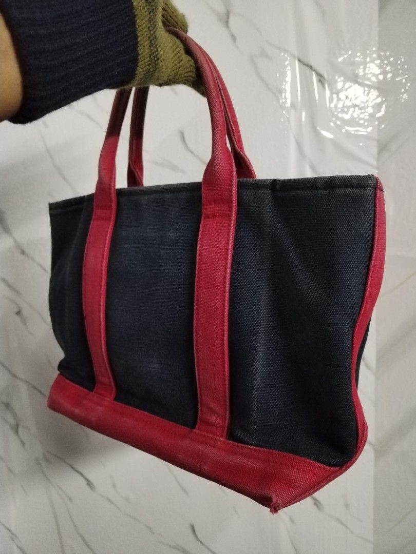 POLO RALPH LAUREN TOTE BAG SZ S (Category: Tote Bags) located in Kuala Terengganu. Submitted by che_man_bundle (Listing ID 1416458740, Image 3). Description: - Navy blue canvas tote bag - Red accents and handles - Polo Ralph Lauren logo on front - Rectangular shape - Interior zippered pocket - Includes a leather label.