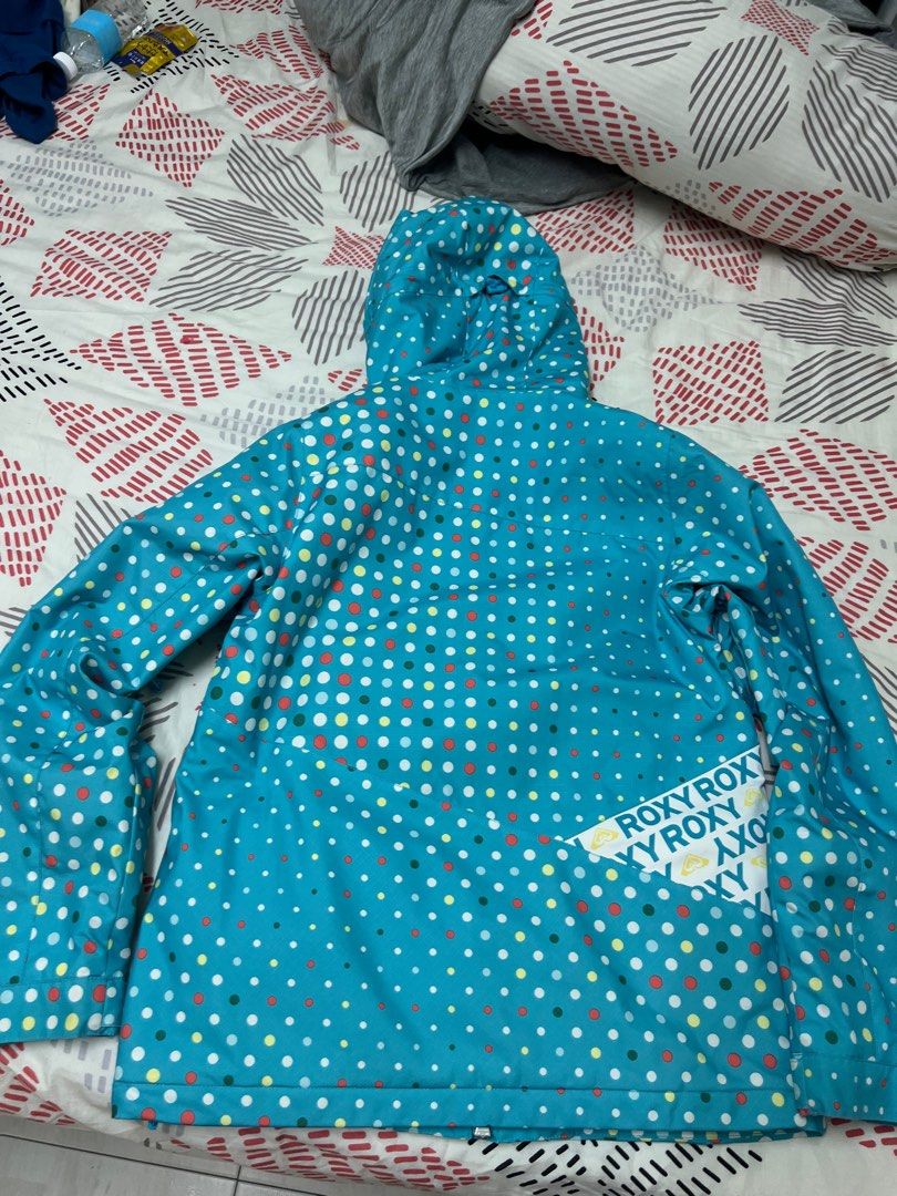 Roxy ski jacket (Category: Coats, Jackets and Outerwear) located in Singapore. Submitted by 1belay (Listing ID 1416575747, Image 1). Description: Polka dot design. Able to withstand negative degree. Tested in hokkaido ski mountains. Layer with heattech to keep warm. Very comfortable and for people who like their runs slightly loose. Better to grab your own, compared to renting the apparels. Will save you the money for your next holiday. .