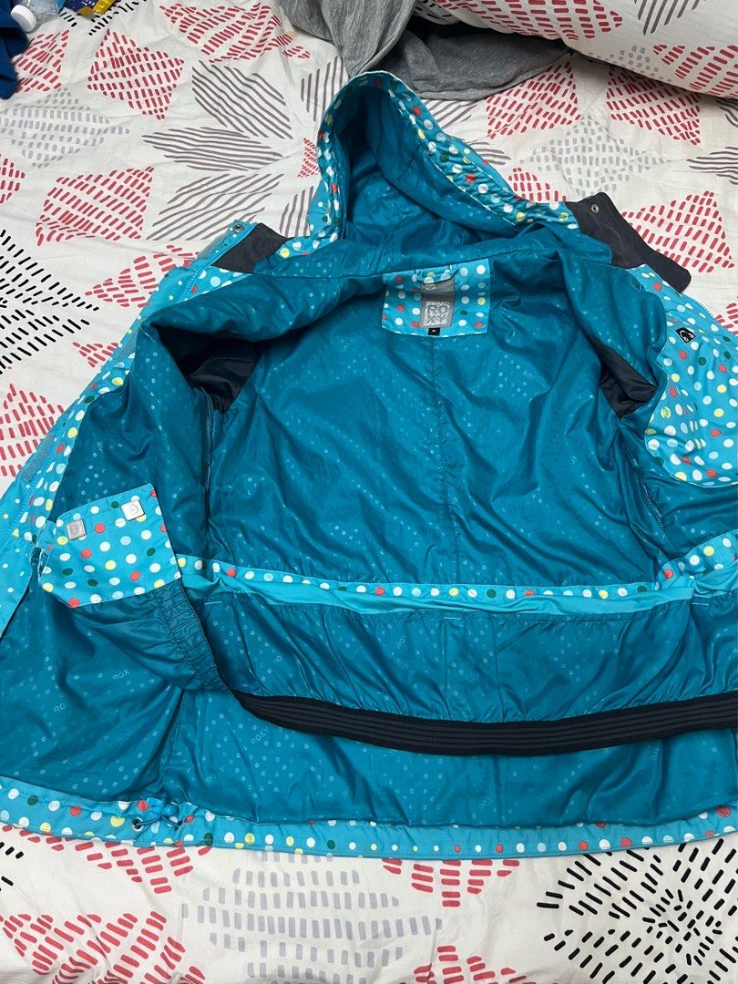Roxy ski jacket (Category: Coats, Jackets and Outerwear) located in Singapore. Submitted by 1belay (Listing ID 1416575747, Image 3). Description: Polka dot design. Able to withstand negative degree. Tested in hokkaido ski mountains. Layer with heattech to keep warm. Very comfortable and for people who like their runs slightly loose. Better to grab your own, compared to renting the apparels. Will save you the money for your next holiday. .