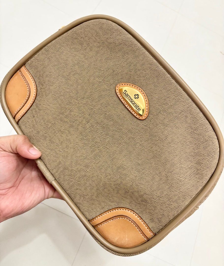 Samsonite Made in Italy Clutch Bag (Category: Luxury Bags & Wallets) located in Makati City. Submitted by bzspr (Listing ID 1416492313, Image 3). Description: Samsonite Made in Italy Clutch Bag Height 8.5 inches Length 11.5 inches Width 3 inches.