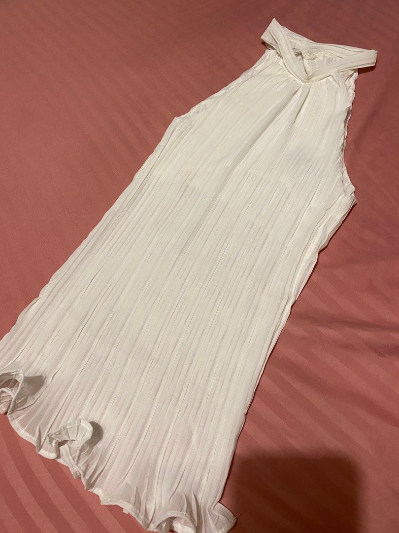 Sheer Pleated Halter Top (Category: Sleeveless) located in Angeles City. Submitted by hellobeev (Listing ID 1416543699, Image 2). Description: - Pleated halter top - Ruffled hem - High neckline - Colors: Black and White - White top has a small imperfection (P300) - Suitable for casual or dressy wear - CAN STRETCH UP TO LARGE.