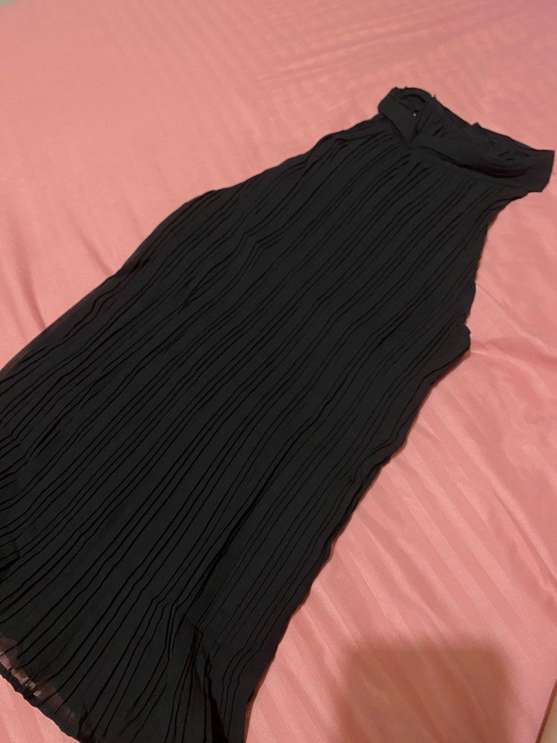 Sheer Pleated Halter Top (Category: Sleeveless) located in Angeles City. Submitted by hellobeev (Listing ID 1416543699, Image 1). Description: - Pleated halter top - Ruffled hem - High neckline - Colors: Black and White - White top has a small imperfection (P300) - Suitable for casual or dressy wear - CAN STRETCH UP TO LARGE.