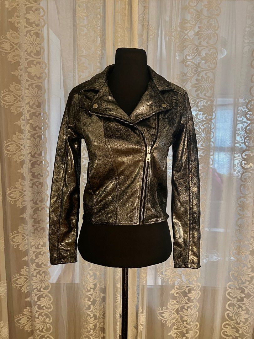 Terranova Kids Metallic Silver Moto Jacket' (Category: Babies & Kids Fashion) located in Manila. Submitted by soukcasa (Listing ID 1416470479, Image 1). Description: Size👚: 12-13Y Brand🛒: Terranova Kids Conditon🛍️: Worn once. RFS👜: Doesn’t fit Make a statement with this stunning Terranova Kids metallic silver biker jacket. Featuring a textured shimmer finish and classic asymmetrical zip detail, it’s the ultimate cool-girl layer. DM me for inq