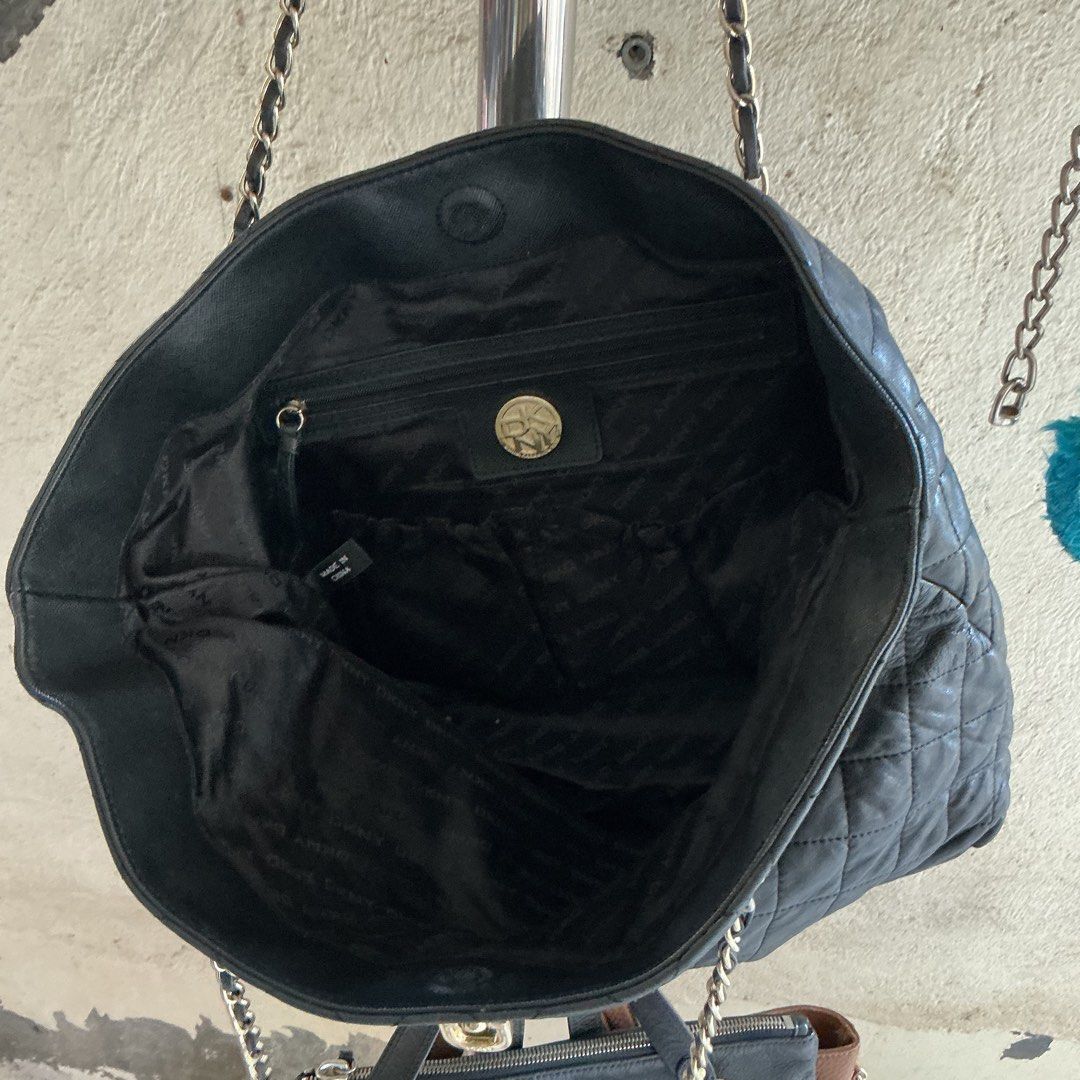 The leather is so soft and very light (Category: Shoulder Bags) located in Santa Maria. Submitted by marvi_declutter (Listing ID 1416562026, Image 2). Description: It is a soft leather that is why the bag is very light.
