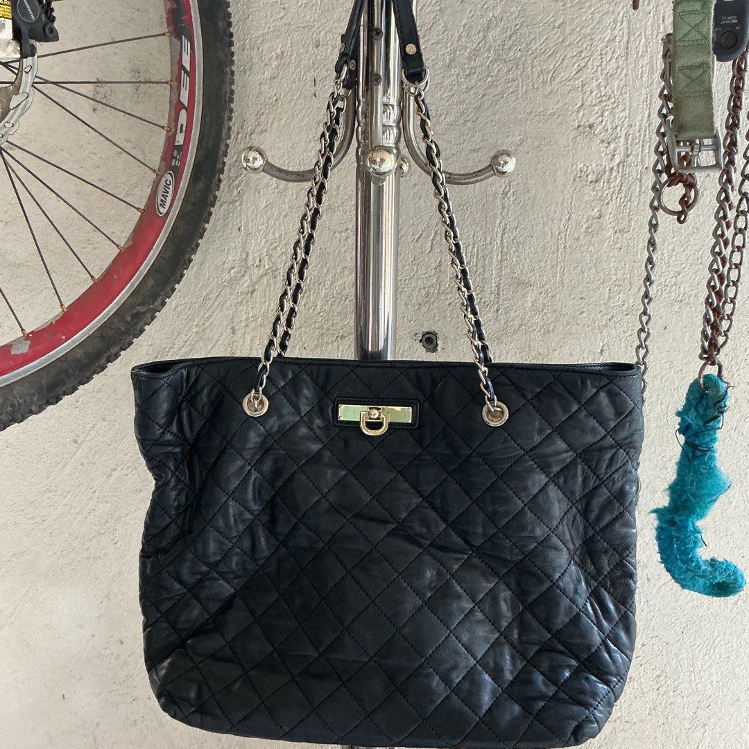 The leather is so soft and very light (Category: Shoulder Bags) located in Santa Maria. Submitted by marvi_declutter (Listing ID 1416562026, Image 3). Description: It is a soft leather that is why the bag is very light.