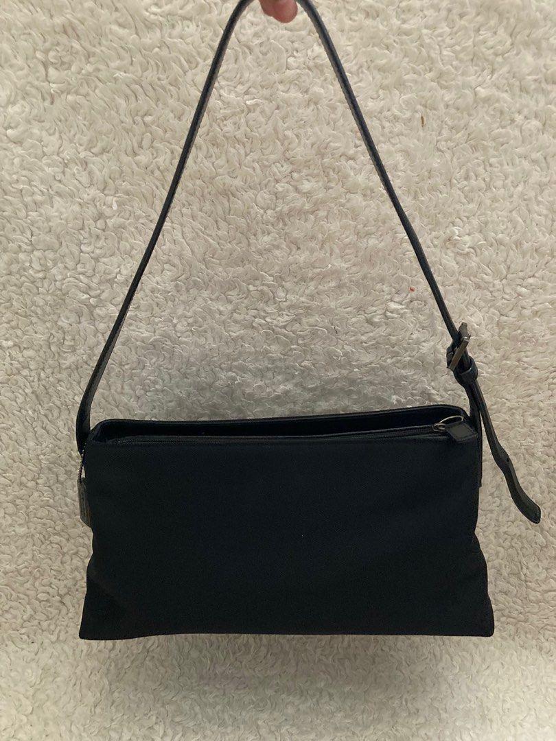 Vintage Coah Mercer shoulder bag (Category: Luxury Bags & Wallets) located in Mabalacat. Submitted by bagstrend (Listing ID 1416482646, Image 1). Description: Minimal scratches on base leather and hardware (last 3 pics) Clean inside and out Color: Black Size: 7" height 13" base length 11" lips Excellent condition No COD, ship out after payment via gcash or BPI bank transfer. Price + sf. Courier: JRS/J&T for door2door, LBC for branch pick up only.