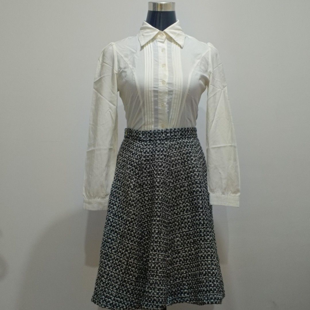 Vintage Tweed Skirt (Category: Sets or Coordinates) located in Caloocan City. Submitted by seized.stash (Listing ID 1416582496, Image 1). Description: 23-25 inches - waist 21 inches length (above the knee in 5'4" inches woman - 49kg) Made in Japan ykk zipper - Perfect for vintage style look ✨ -length A-line, black & white tweed - Perfect for various occasions *TOP NOT INCLUDED* kpop fashion japanese fashion jfashion kfashion manwha style cosplay.