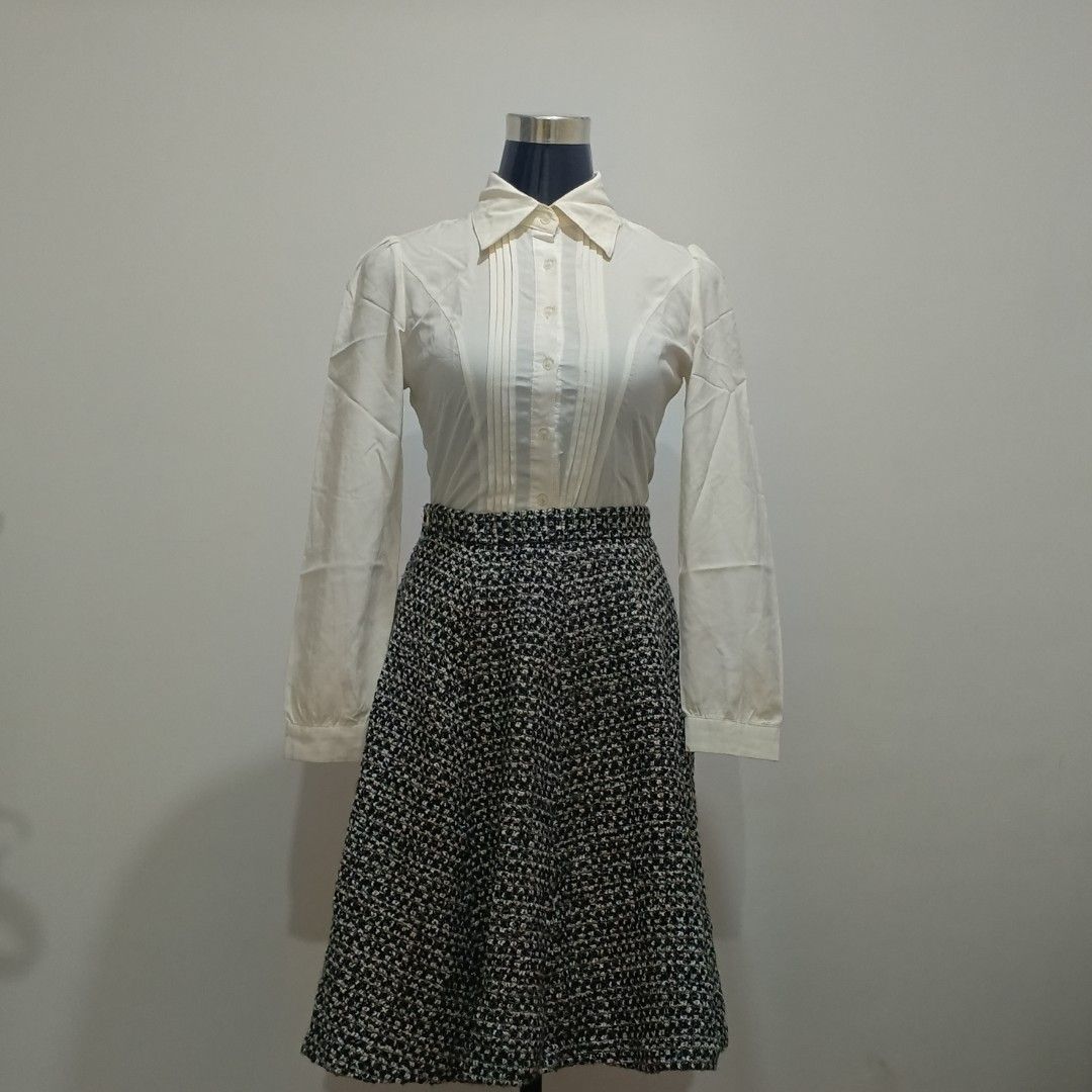 Vintage Tweed Skirt (Category: Sets or Coordinates) located in Caloocan City. Submitted by seized.stash (Listing ID 1416582496, Image 2). Description: 23-25 inches - waist 21 inches length (above the knee in 5'4" inches woman - 49kg) Made in Japan ykk zipper - Perfect for vintage style look ✨ -length A-line, black & white tweed - Perfect for various occasions *TOP NOT INCLUDED* kpop fashion japanese fashion jfashion kfashion manwha style cosplay.