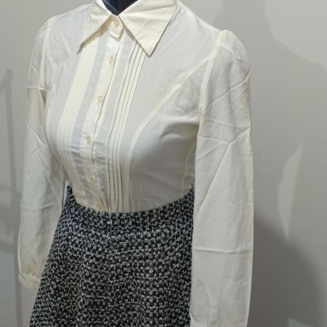 Vintage Tweed Skirt (Category: Sets or Coordinates) located in Caloocan City. Submitted by seized.stash (Listing ID 1416582496, Image 3). Description: 23-25 inches - waist 21 inches length (above the knee in 5'4" inches woman - 49kg) Made in Japan ykk zipper - Perfect for vintage style look ✨ -length A-line, black & white tweed - Perfect for various occasions *TOP NOT INCLUDED* kpop fashion japanese fashion jfashion kfashion manwha style cosplay.