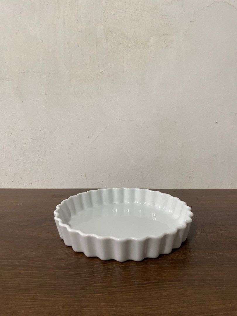White Ceramic Tart Pan Pie Cheescake Maker (Category: Cookware & Accessories) located in Cainta. Submitted by narraveranda (Listing ID 1416502885, Image 1). Description: - White ceramic tart pan - Fluted edge - Shallow, round shape - Ideal for baking tarts, quiches, and similar dishes - Sits on a wooden surface.