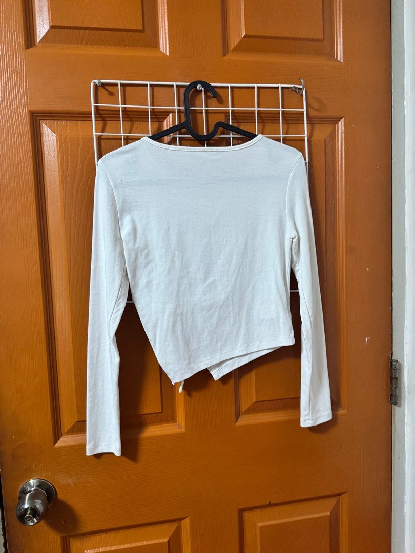 White Long Sleeve Top with Ruched Detail (Category: Blouses) located in Mandaluyong City. Submitted by glampod (Listing ID 1416485740, Image 2). Description: LAST PRICE POSTED. All items are my personal clothes, priced at less than half their original price. Most were worn under 3x, with some worn only a few times. Pag madami po binili, may discount? WALA Rush po pay ko na now may LP pa po? WALA May when worn po kayo? WALA. What you see is what y
