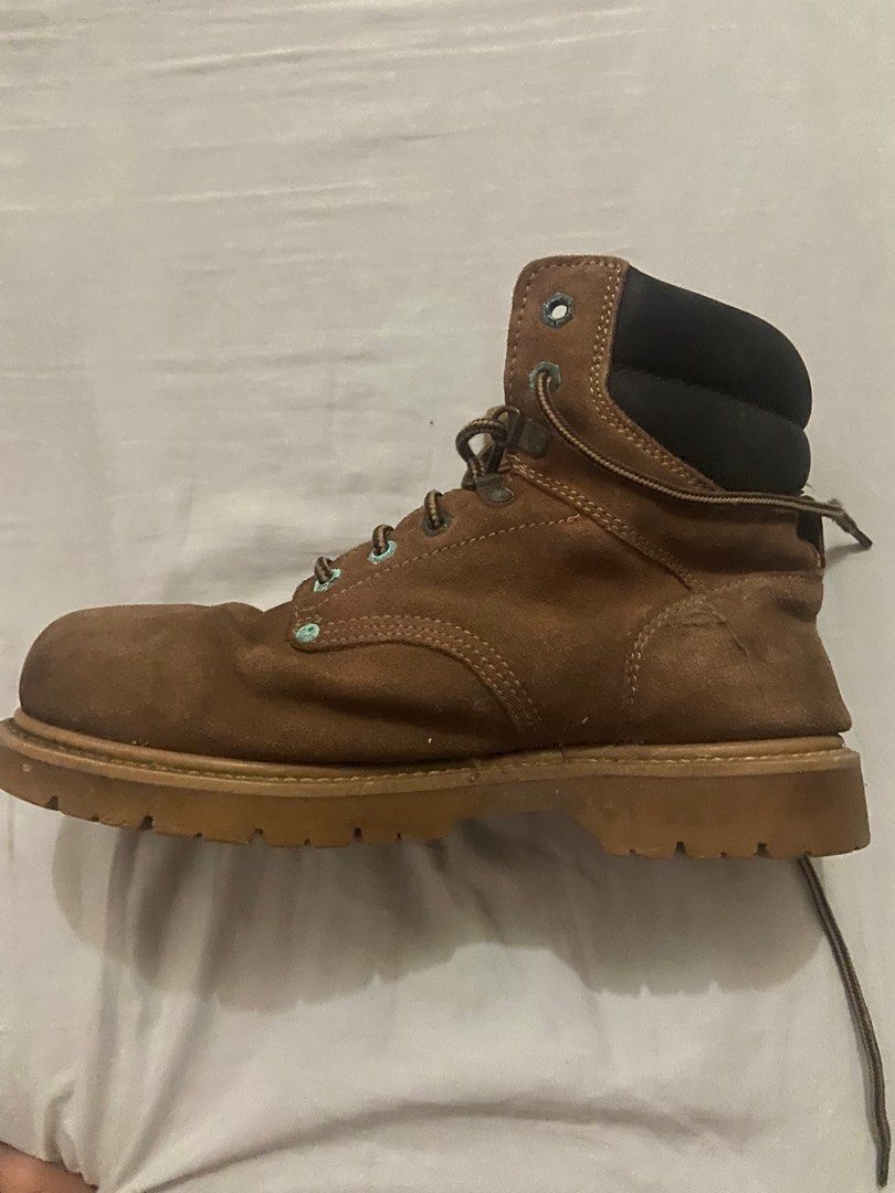 Wrangler Work Gear Leather Boots (Category: Boots) located in Jaen. Submitted by mamaus (Listing ID 1416536100, Image 1). Description: These Wrangler Work Gear boots are made of leather and feature a brown color. They have a lace-up design and a durable sole. The boots are marked as size 10W USA, EUR 44, and UK 9 1/2. The sole is oil resistant. Made in China..