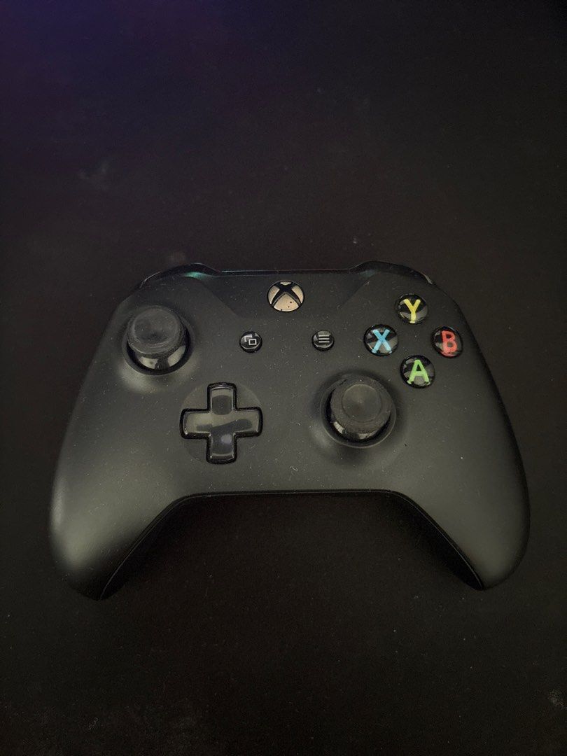 Xbox Controller (Category: Controllers) located in Shah Alam. Submitted by isaacyuenn (Listing ID 1416513569, Image 1). Description: - Black Xbox controller.