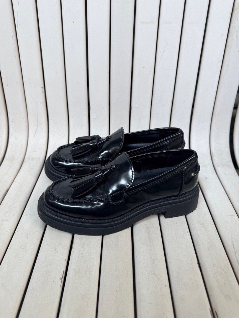 Zara Black Tassel Loafers (Category: Loafers) located in Pasig City. Submitted by prioritylaine (Listing ID 1416515486, Image 3). Description: - Zara black loafers - Tassel detailing - Glossy finish - Chunky sole - Zara logo on insole - Versatile style.