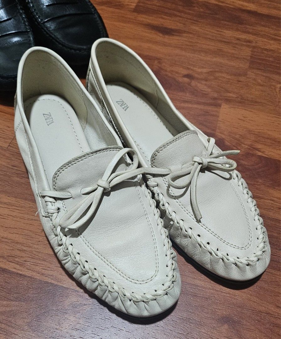 Zara Soft Gathered Leather Loafers (Category: Loafers) located in Pasig City. Submitted by shopwithnic (Listing ID 1416556628, Image 1). Description: Zara ecru white loafers. Soft leather, comfortable to wear, just a little tight on the toe box for me. Bought this in Zara online store, retails P3250.