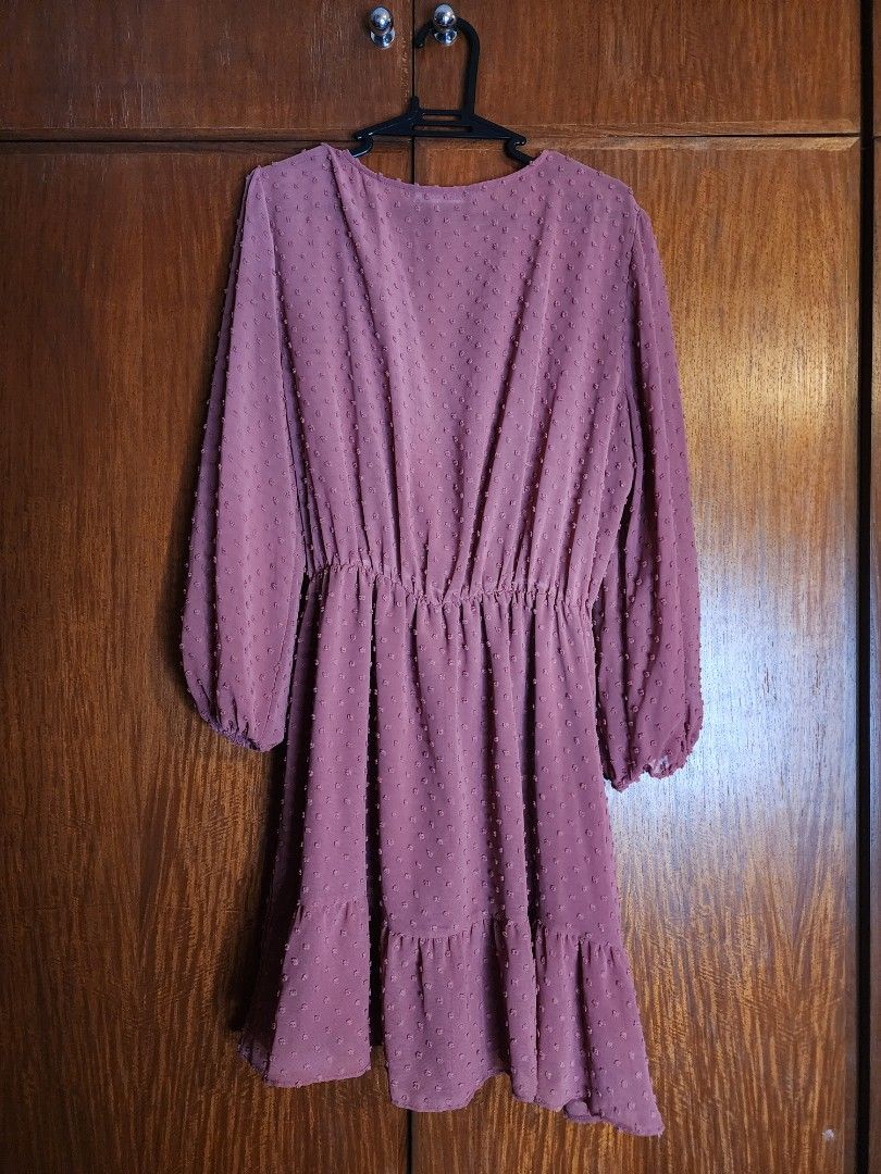 ZARA DUSTY ROSE DRESS (Category: Dresses) located in Muntinlupa City. Submitted by trishdlf (Listing ID 1416573221, Image 2). Description: - Zara dusty rose dress - Size M - Long sleeves - Tie detail at waist - Textured, dotted fabric - Lightweight material, super breezy for hot days - Size: M Discounts for 3 or more items MOP: BPI/Gcash Shipping thru Gogoxpress c/o buyer.