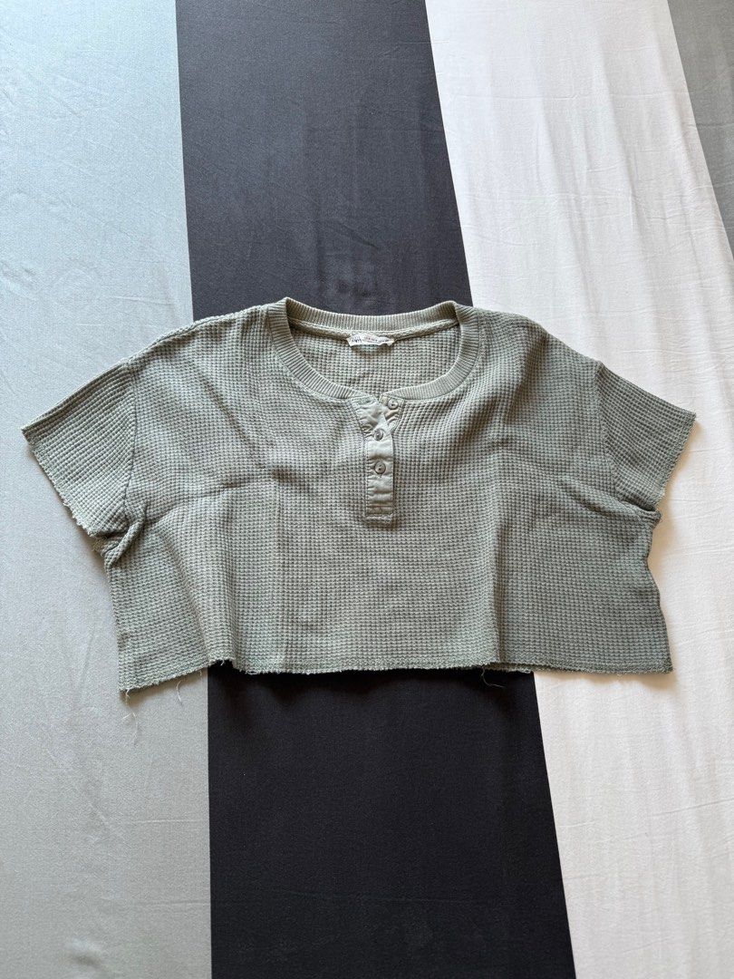 Zara Waffle Knit Crop Top Green - medium (Category: Blouses) located in Pasig City. Submitted by parisshopping (Listing ID 1416503247, Image 2). Description: CUTE Zara waffle knit crop top. 239 php ‼️ Nice green color. Super cute. Bagay with wide leg pants and low waist jeans..