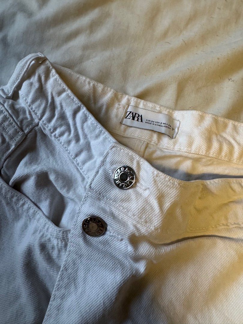 Zara White Highwaisted Denim Skort (Category: Skirts) located in Quezon City. Submitted by elle.declutters.ph (Listing ID 1416538640, Image 2). Description: Sale! Repriced from 500 to 300. Inner button is coming off but can be fixed - Zara white denim skort - Two front pockets - Two back pockets - Button closure - Size: EUR 34, USA 2, MEX 24.