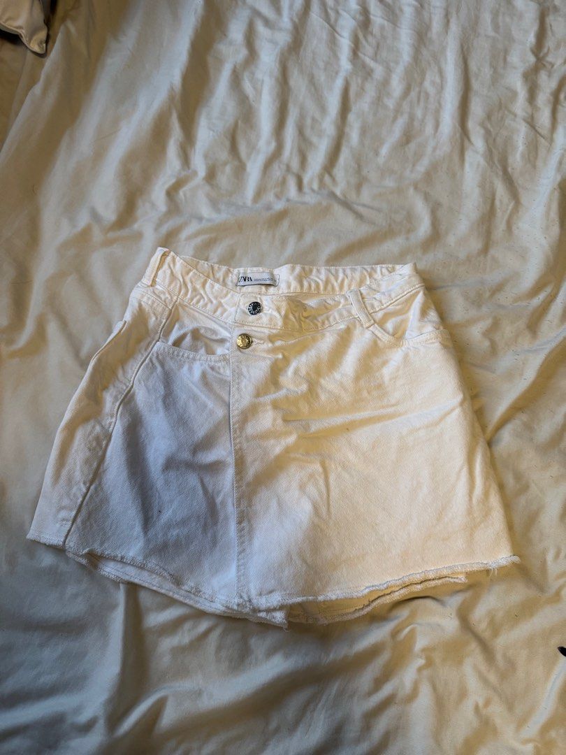 Zara White Highwaisted Denim Skort (Category: Skirts) located in Quezon City. Submitted by elle.declutters.ph (Listing ID 1416538640, Image 1). Description: Sale! Repriced from 500 to 300. Inner button is coming off but can be fixed - Zara white denim skort - Two front pockets - Two back pockets - Button closure - Size: EUR 34, USA 2, MEX 24.