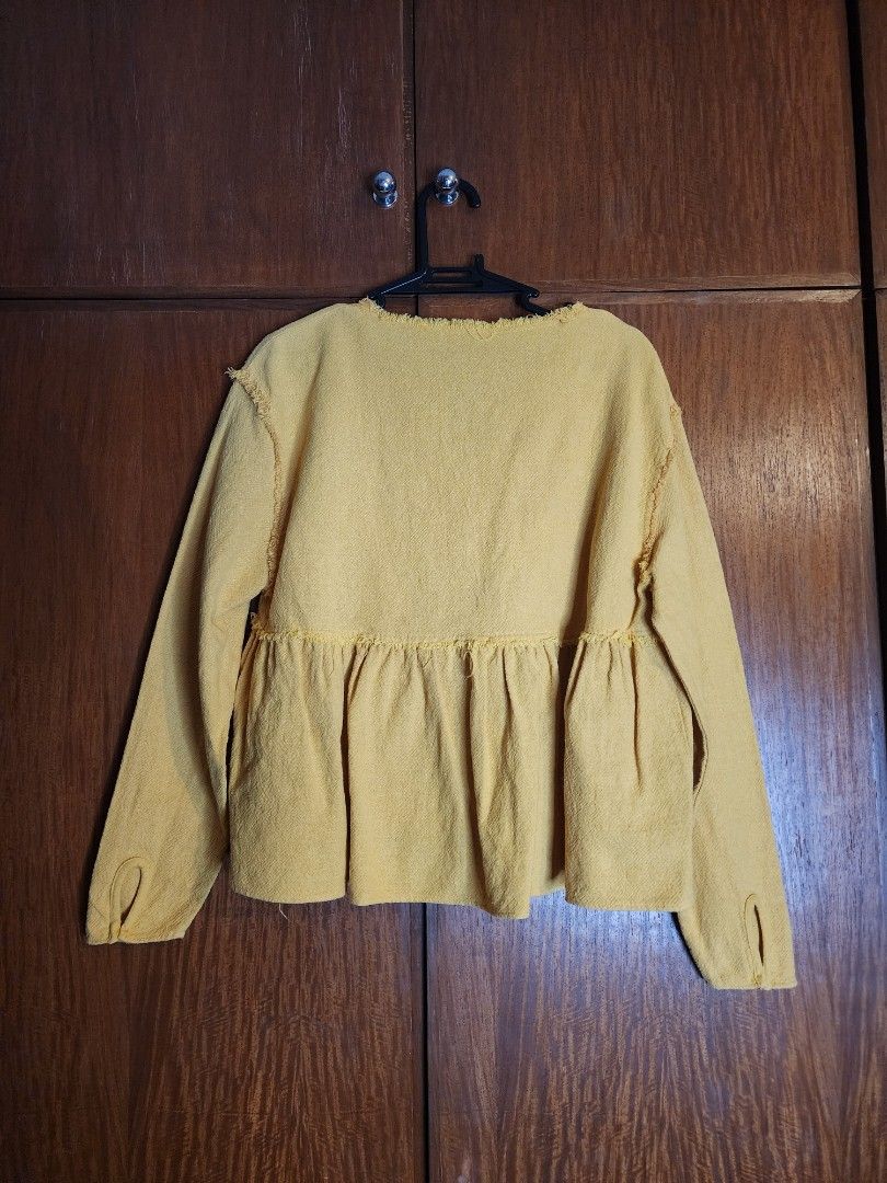 ZARA YELLOW LONGSLEEVED TOP (Category: Blouses) located in Muntinlupa City. Submitted by trishdlf (Listing ID 1416571988, Image 2). Description: - Zara yellow longsleeves - V neck design - Textured fabric with frayed edges - Size: Medium Discounts for 3 or more items MOP: BPI/Gcash Shipping thru Gogoxpress c/o buyer.
