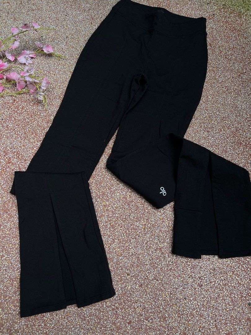 Alo Black Flare Leggings (Category: Activewear) located in Taguig. Submitted by sbmanilaaa (Listing ID 1413068044, Image 1). Description: - Alo Yoga black flare leggings - Features Alo logo - Stretchy material - High-waisted - Flared leg opening - Solid black color.