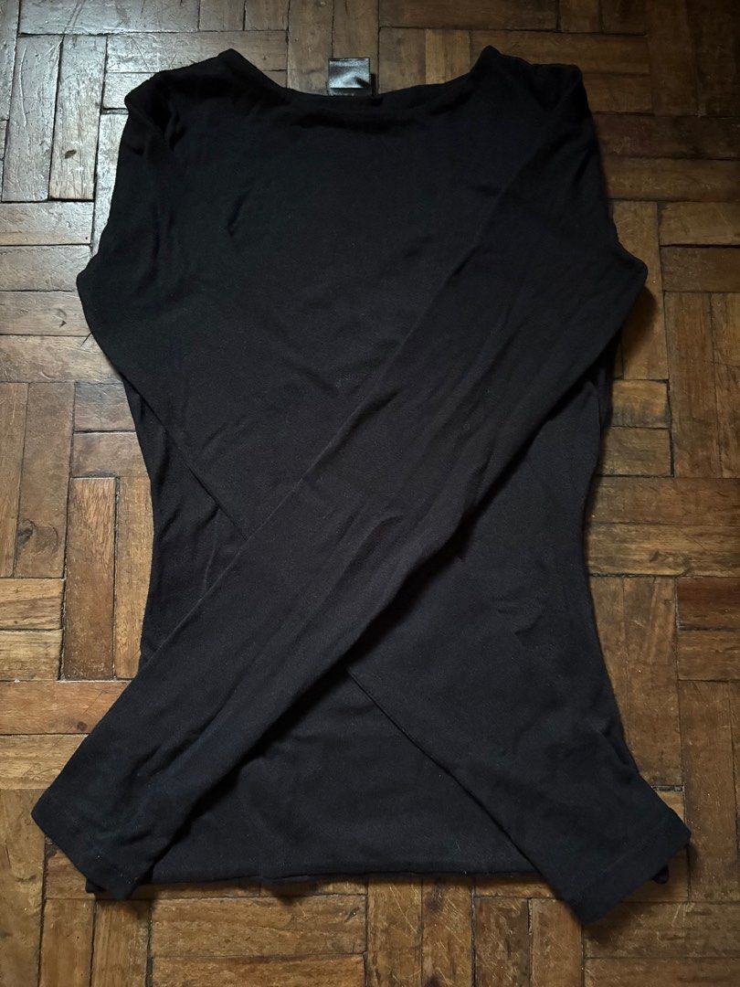 Basic Black Long Sleeves Top (Category: Longsleeves) located in Cainta. Submitted by cocaclutter (Listing ID 1413085430, Image 1). Description: - Fitted - Comfy and soft fabric Only accepting GCash payments. Dm for more details !.