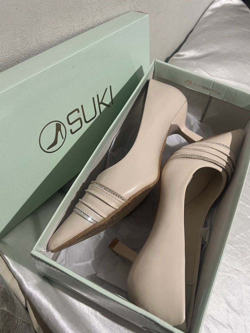 Beige Graduation Pointed Heels with Glitter (Category: Heels) located in Quezon City. Submitted by lalalalyka_ (Listing ID 1413117705, Image 1). Description: Size 37, wide feet. Like new as the pair was only once for graduation, very comfortable. No signs of heavy use. Got this ₱1,500 selling for ₱500. Available for same day delivery via Lalamove, UP Diliman Quezon City area.