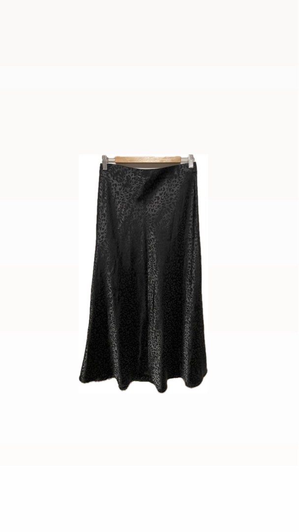 Black cheetah print long skirt (Category: Skirts) located in Iloilo. Submitted by the.cocoshop (Listing ID 1413066981, Image 1). Description: .