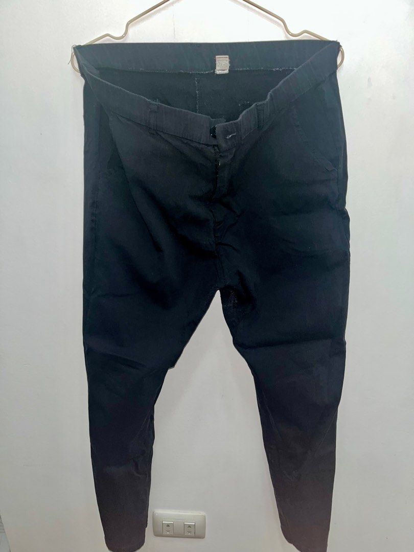 Black Pants (Category: Other Bottoms) located in Las Pinas. Submitted by leimooonade (Listing ID 1413122882, Image 1). Description: - Black pants - Elastic waistband - Button closure - Pockets - Cotton blend material Size: 33 GCASH only ‼️.