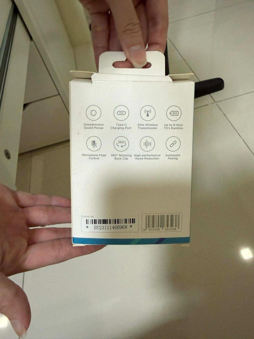 BOYA BY-V2 Ultracompact Wireless Microphone System (Category: Microphones) located in Quezon City. Submitted by aztabuens123 (Listing ID 1413166119, Image 2). Description: RFS: my phone is type C, not lighting Can do SDD for metro manila.