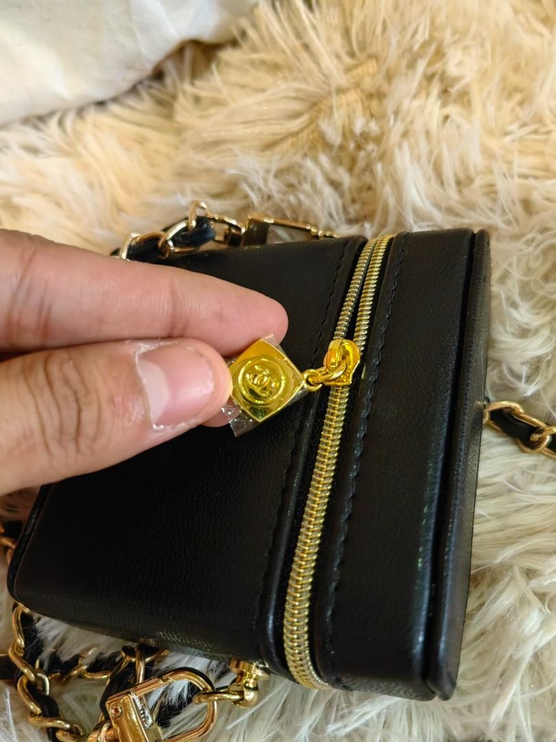CC Mini Vanity sling bag accesories (Category: Luxury Bags & Wallets) located in Cebu City. Submitted by elcoleccion21 (Listing ID 1413089433, Image 2). Description: VIP CHANEL accesories Lagayan ng coins or lipstick Lambskin leather Expensive looking.