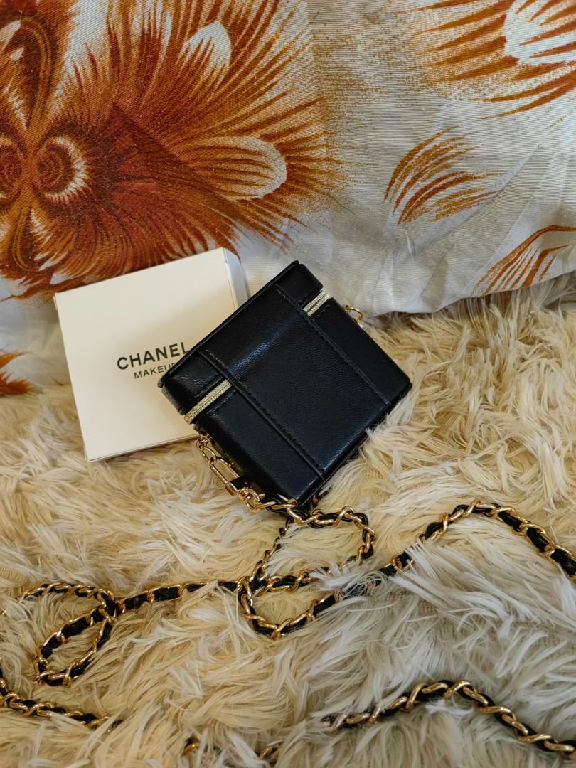 CC Mini Vanity sling bag accesories (Category: Luxury Bags & Wallets) located in Cebu City. Submitted by elcoleccion21 (Listing ID 1413089433, Image 3). Description: VIP CHANEL accesories Lagayan ng coins or lipstick Lambskin leather Expensive looking.