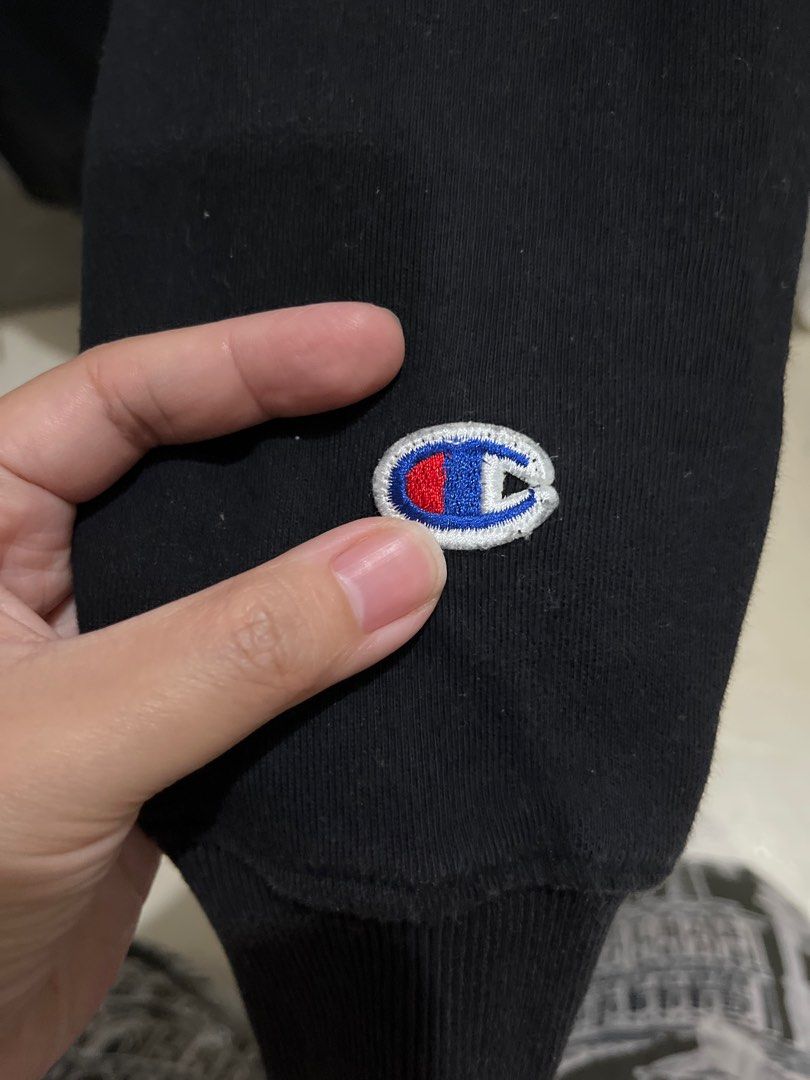 Champion Hoodie - Black - Large (Category: Hoodies) located in Valenzuela. Submitted by gengen13 (Listing ID 1413183127, Image 3). Description: - Black Champion hoodie - Size: Large - Made in USA - Champion logo on front and left sleeve - Hood with drawstrings - Kangaroo pocket Dimes L 27.5 W 21.5 - color rating 9.5/10 With signs of usage Pls manage ur expecation. Preloved item Pm for more details.