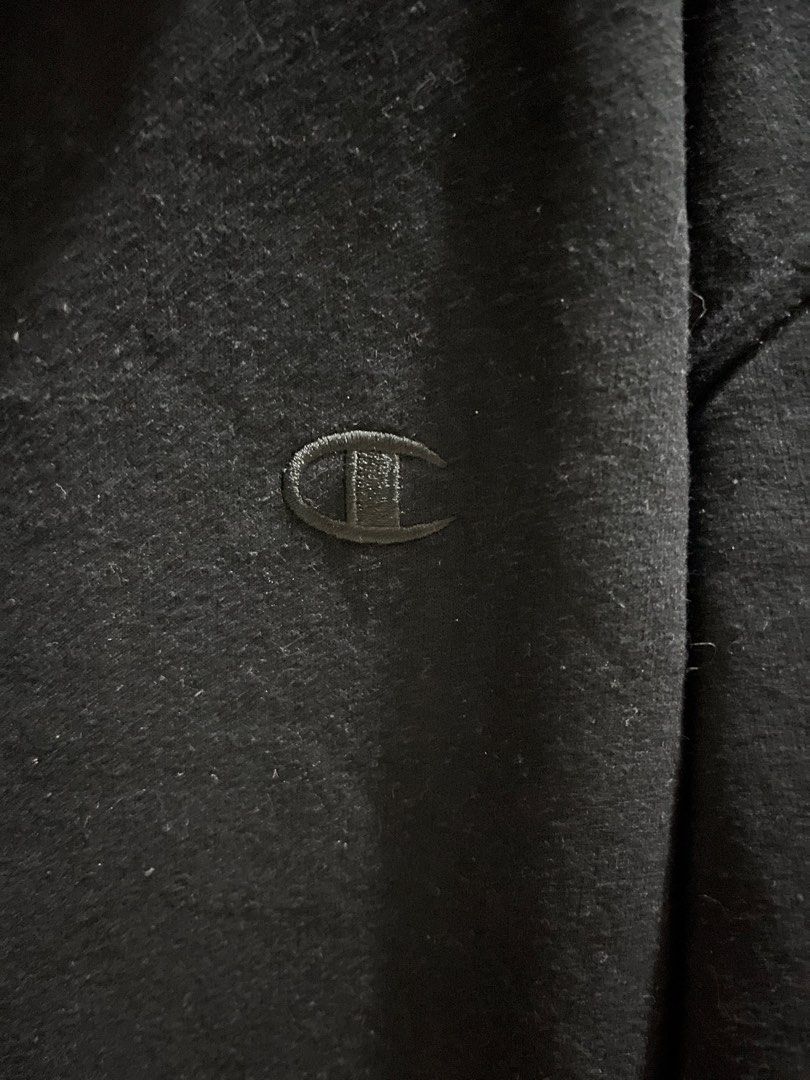 Champion Hoodie - Black - Large (Category: Hoodies) located in Valenzuela. Submitted by gengen13 (Listing ID 1413184488, Image 3). Description: - Champion hoodie - Size: Large (L) - Color: Black with gray hood lining - Features: Kangaroo pocket, Champion logo on chest and sleeve, drawstrings - Material: Authentic athletic wear Dimes - L 26W 24 Preloved item With signs of usage Color rating 9.5/10 Pm for more details .