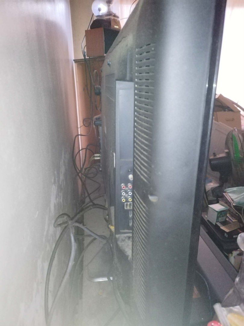 Devant 40CE950 LCD TV (Category: TV) located in Santa Rosa. Submitted by heckler03 (Listing ID 1413093840, Image 3). Description: - Devant 40CE950 LCD TV - 40-inch screen w several dead pixel - Multiple ports: HDMI, component inputs - Power: 100-240V, 180W - Color: Black FOR REPAIR OR PART OUT, W power, cable, no remote control .