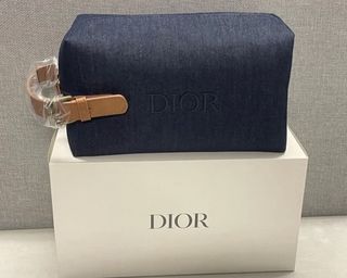 (Category: ) located in . Submitted by buysellcloset (Listing ID 1413144668, Image 1). Description: .