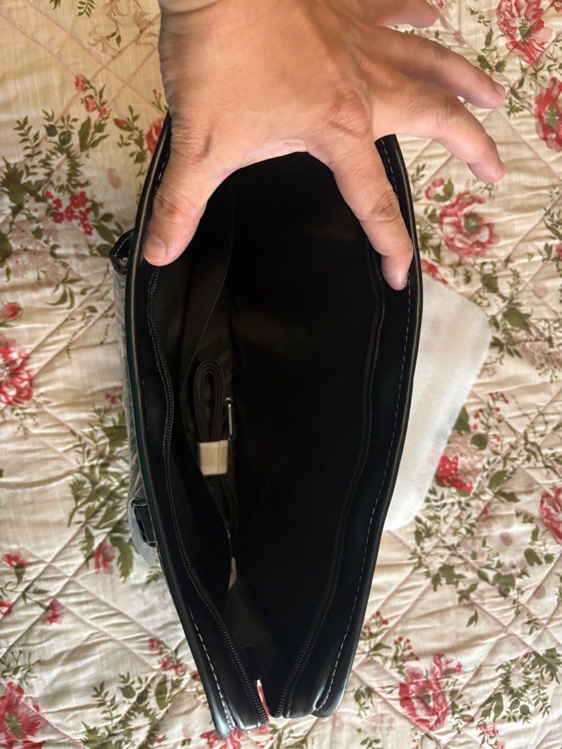 Disney Mickey Mouse Laptop Bag (Category: Laptop Bags & Sleeves) located in Pasig City. Submitted by royski72 (Listing ID 1413116230, Image 3). Description: Disney Mickey Mouse Laptop Bag; can fit small to medium laptops and tablets .