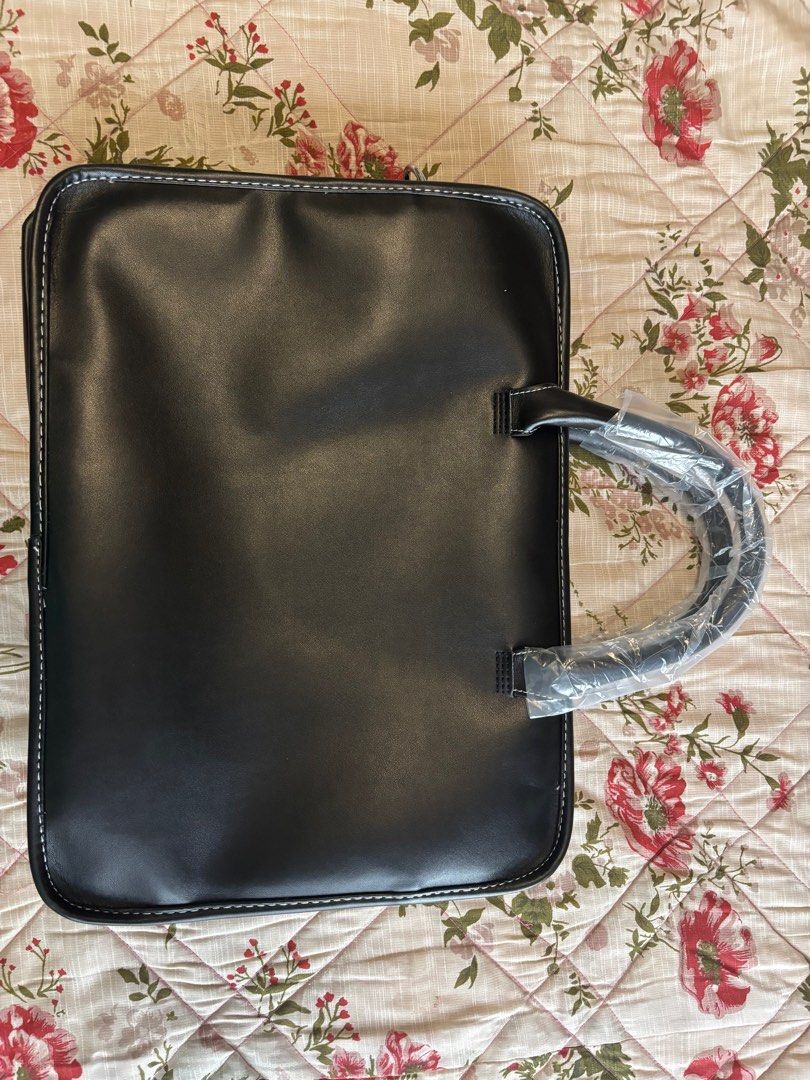 Disney Mickey Mouse Laptop Bag (Category: Laptop Bags & Sleeves) located in Pasig City. Submitted by royski72 (Listing ID 1413116230, Image 2). Description: Disney Mickey Mouse Laptop Bag; can fit small to medium laptops and tablets .