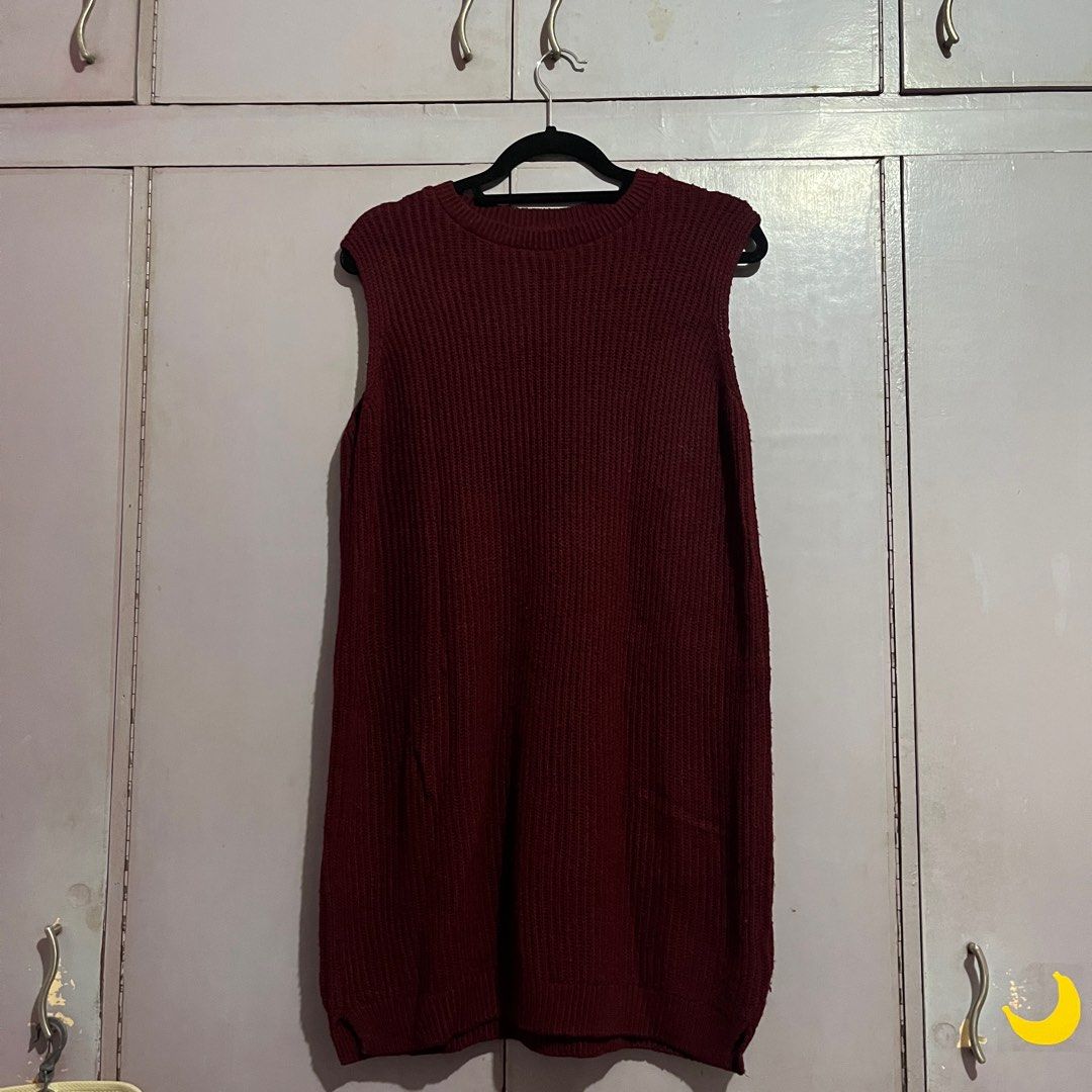 Forever 21 Sleeveless Sweater Vest (Category: Sleeveless) located in Pasig City. Submitted by ajdlsrysx (Listing ID 1413136176, Image 1). Description: - Forever 21 maroon sweater vest - Sleeveless design - Size: Small - Ribbed knit texture - Made in USA (imported materials) - Great for layering - Versatile wardrobe staple.