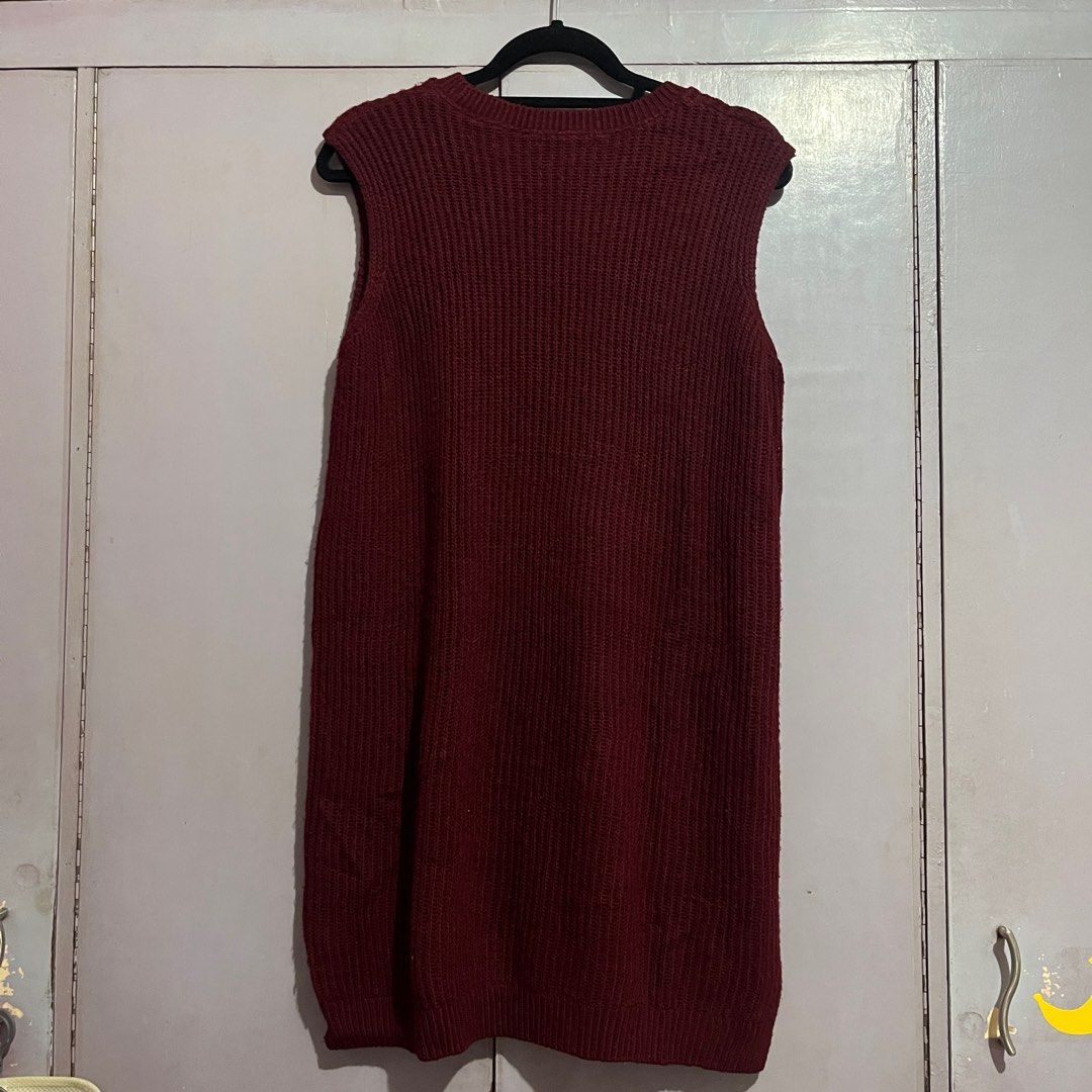 Forever 21 Sleeveless Sweater Vest (Category: Sleeveless) located in Pasig City. Submitted by ajdlsrysx (Listing ID 1413136176, Image 2). Description: - Forever 21 maroon sweater vest - Sleeveless design - Size: Small - Ribbed knit texture - Made in USA (imported materials) - Great for layering - Versatile wardrobe staple.
