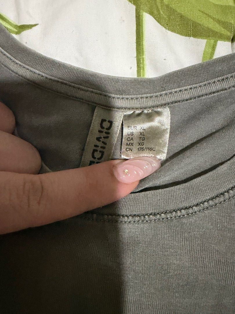 H&M Dark Green Fitted Shirt (Category: Shirts) located in Dumaguete. Submitted by fuggler25 (Listing ID 1413189425, Image 3). Description: -SF paid by buyer MOP: BPI bank transfer, GCash, cash for meet-ups only .