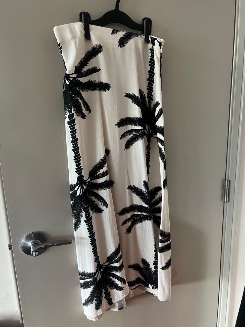 H&M Palm Print Skirt Small size 34 (Category: Skirts) located in Manila. Submitted by joresprudence (Listing ID 1413036048, Image 2). Description: Used once, gained weight. Very comfy and flattering. Bought originally for 1k.
