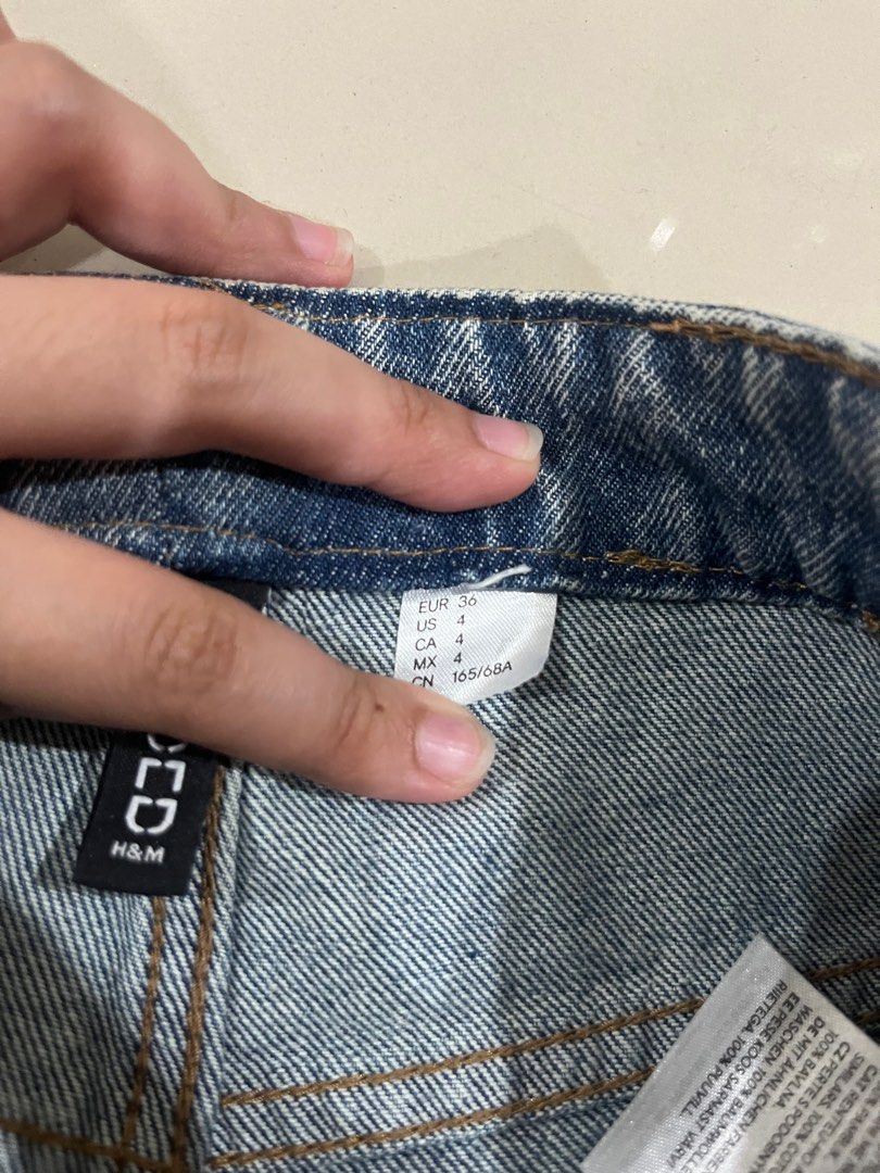H&M Wide Leg Jeans - Size 4 (Category: Jeans) located in Caloocan City. Submitted by gemini_0600 (Listing ID 1413187168, Image 2). Description: - H&M wide-leg jeans - Size 4 - Classic blue wash - Durable denim fabric - Comfortable fit - Button and zipper closure - Multiple pockets - Flattering silhouette - Perfect for everyday wear.