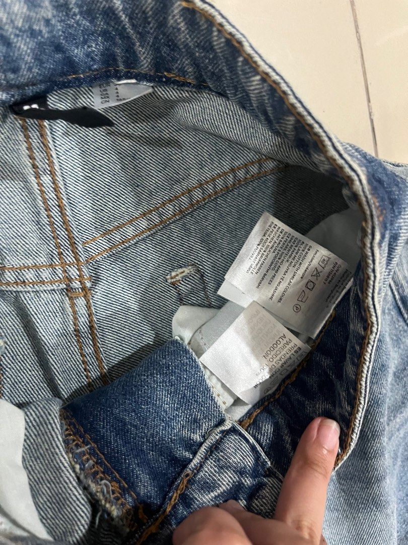 H&M Wide Leg Jeans - Size 4 (Category: Jeans) located in Caloocan City. Submitted by gemini_0600 (Listing ID 1413187168, Image 3). Description: - H&M wide-leg jeans - Size 4 - Classic blue wash - Durable denim fabric - Comfortable fit - Button and zipper closure - Multiple pockets - Flattering silhouette - Perfect for everyday wear.
