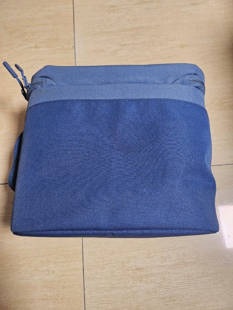 Hydro Flask Insulated Lunch Bag (Category: Everything Else Others) located in Makati City. Submitted by shopdoc (Listing ID 1413115992, Image 2). Description: This is a Hydro Flask 5 L Insulated Lunch Bag in a blue color variant. Features lightweight insulation to keep contents fresh for hours. The interior is fully lined with welded seams for easy cleaning. The main body fabric is made of 100% recycled polyester. It has a convenient exterior zip