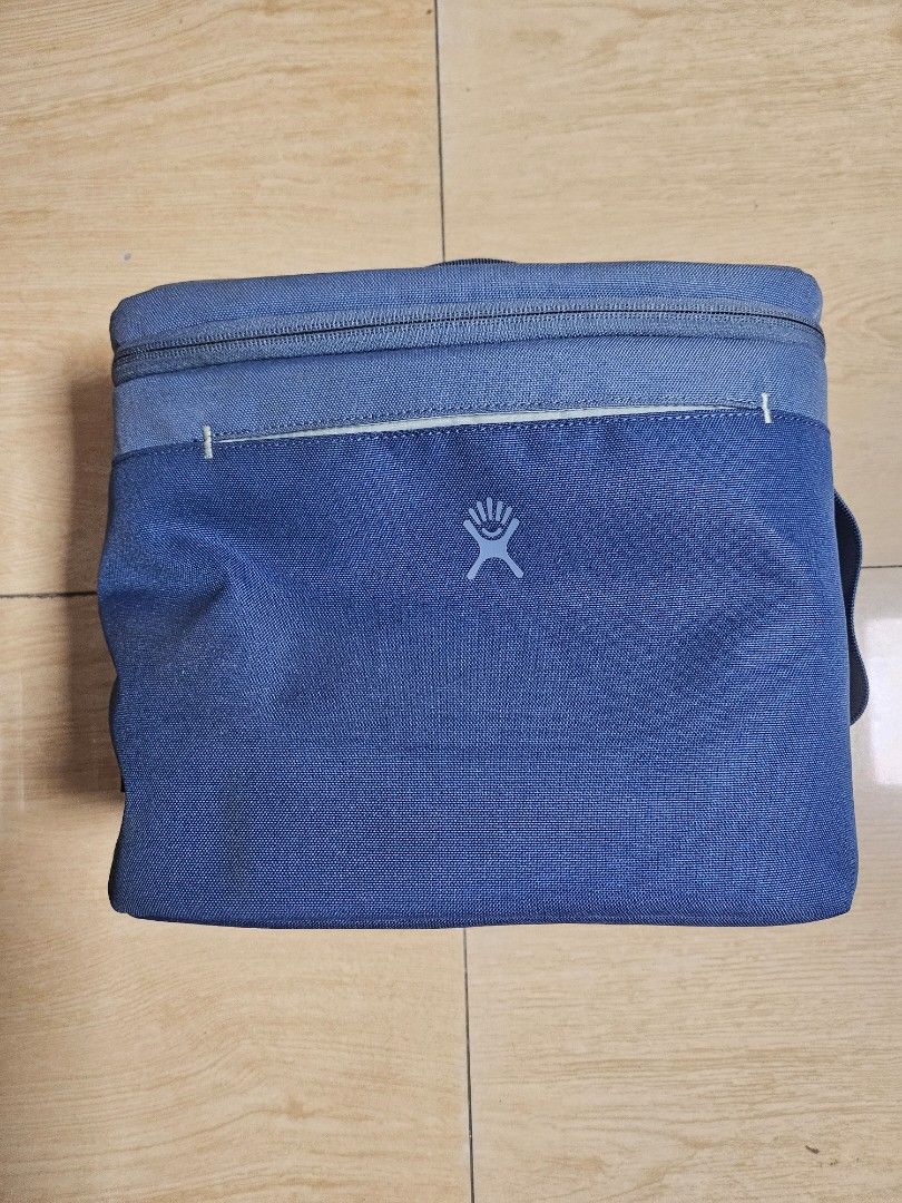 Hydro Flask Insulated Lunch Bag (Category: Everything Else Others) located in Makati City. Submitted by shopdoc (Listing ID 1413115992, Image 1). Description: This is a Hydro Flask 5 L Insulated Lunch Bag in a blue color variant. Features lightweight insulation to keep contents fresh for hours. The interior is fully lined with welded seams for easy cleaning. The main body fabric is made of 100% recycled polyester. It has a convenient exterior zip