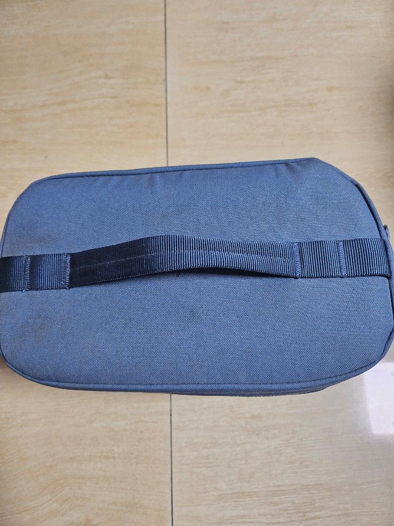 Hydro Flask Insulated Lunch Bag (Category: Everything Else Others) located in Makati City. Submitted by shopdoc (Listing ID 1413115992, Image 3). Description: This is a Hydro Flask 5 L Insulated Lunch Bag in a blue color variant. Features lightweight insulation to keep contents fresh for hours. The interior is fully lined with welded seams for easy cleaning. The main body fabric is made of 100% recycled polyester. It has a convenient exterior zip